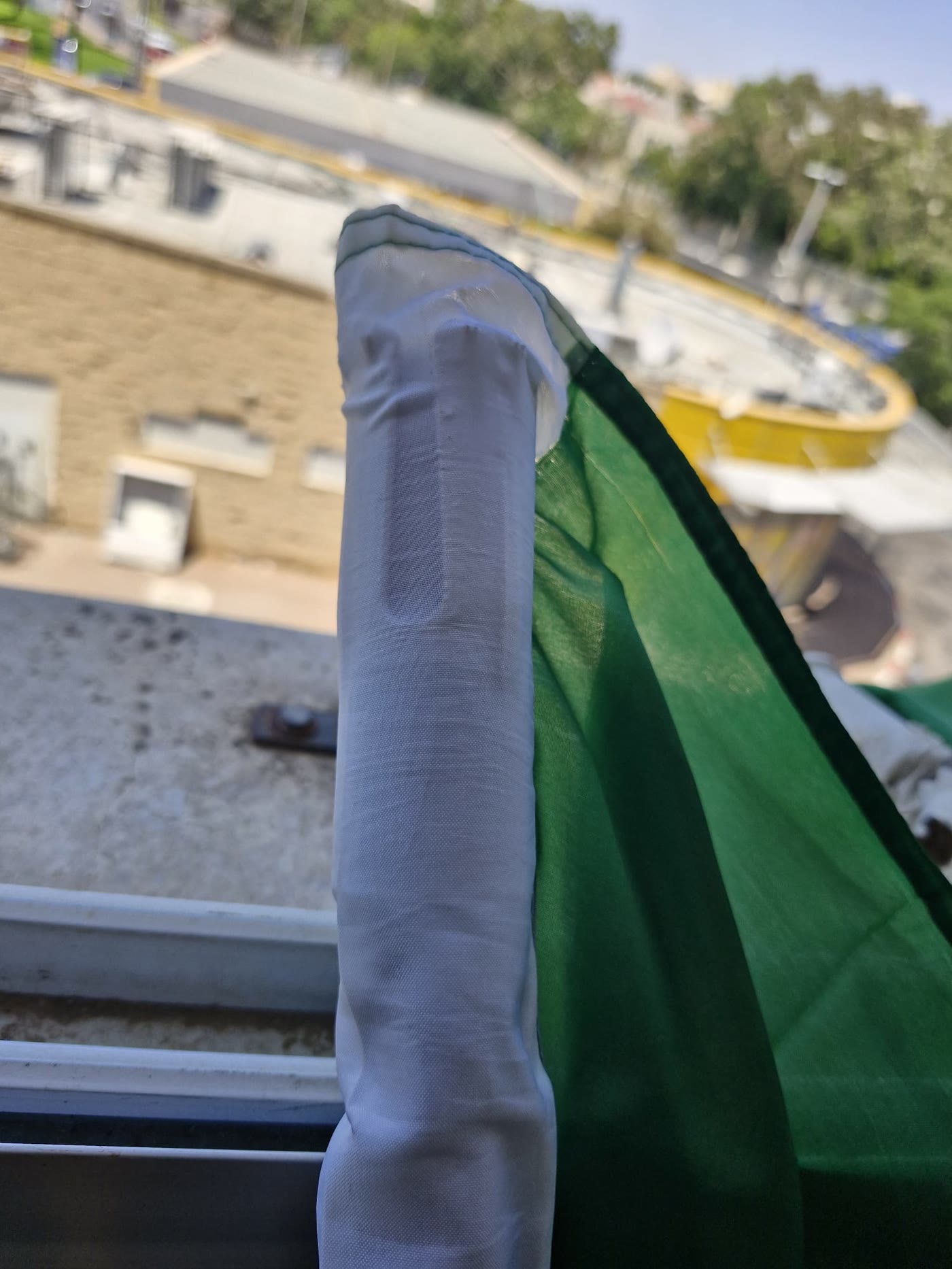 Szabadon lobogó zászló egy külföldi telepítésen