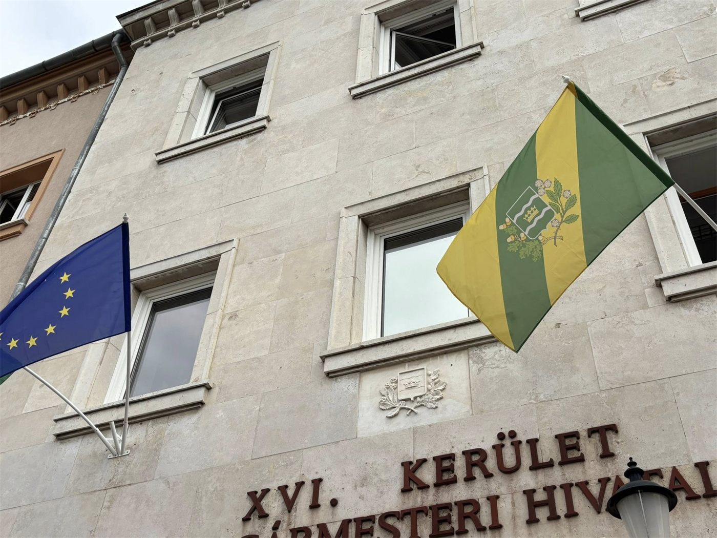 Polgármesteri hivatal – kerületi és EU-zászló, homlokzati tartókon