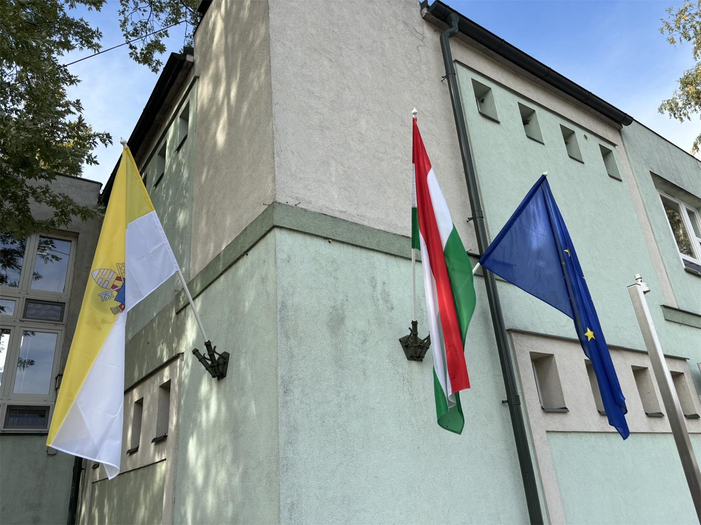 Egyházi intézmény – három zászló, egységes, rendezett képpel